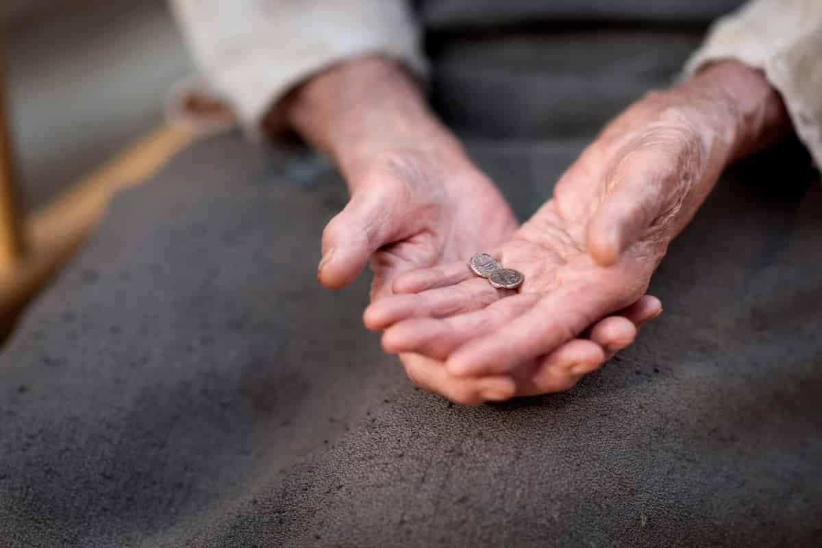 Почему нельзя жертвовать деньги на частные счета