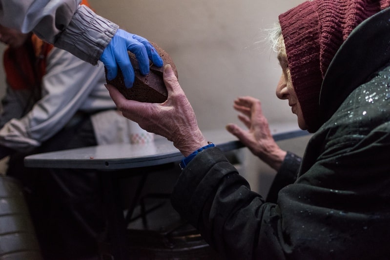 Благотворительность нуждающимся людям